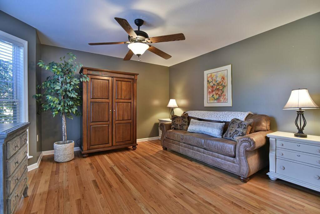 Gorgeous With Hot Tub Just 7 Miles To Downtown Asheville! Holiday home