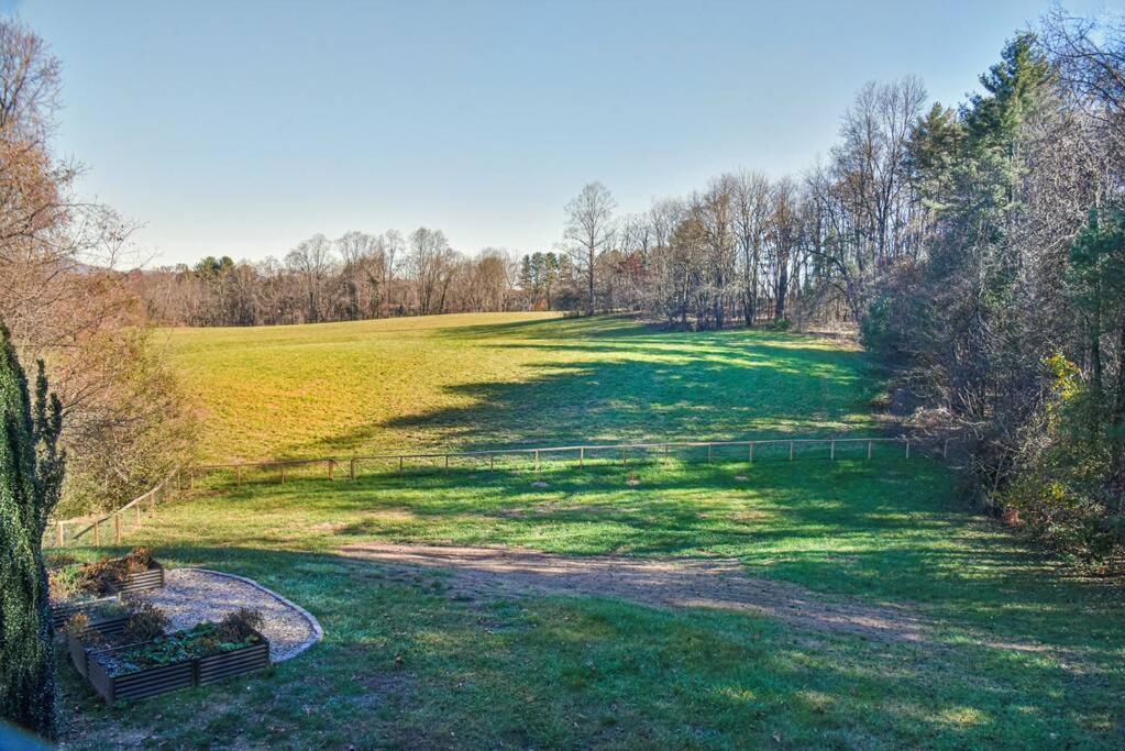 Gorgeous With Hot Tub Just 7 Miles To Downtown Asheville! Holiday home Asheville